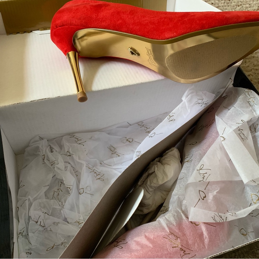 Red Pumps - image 4